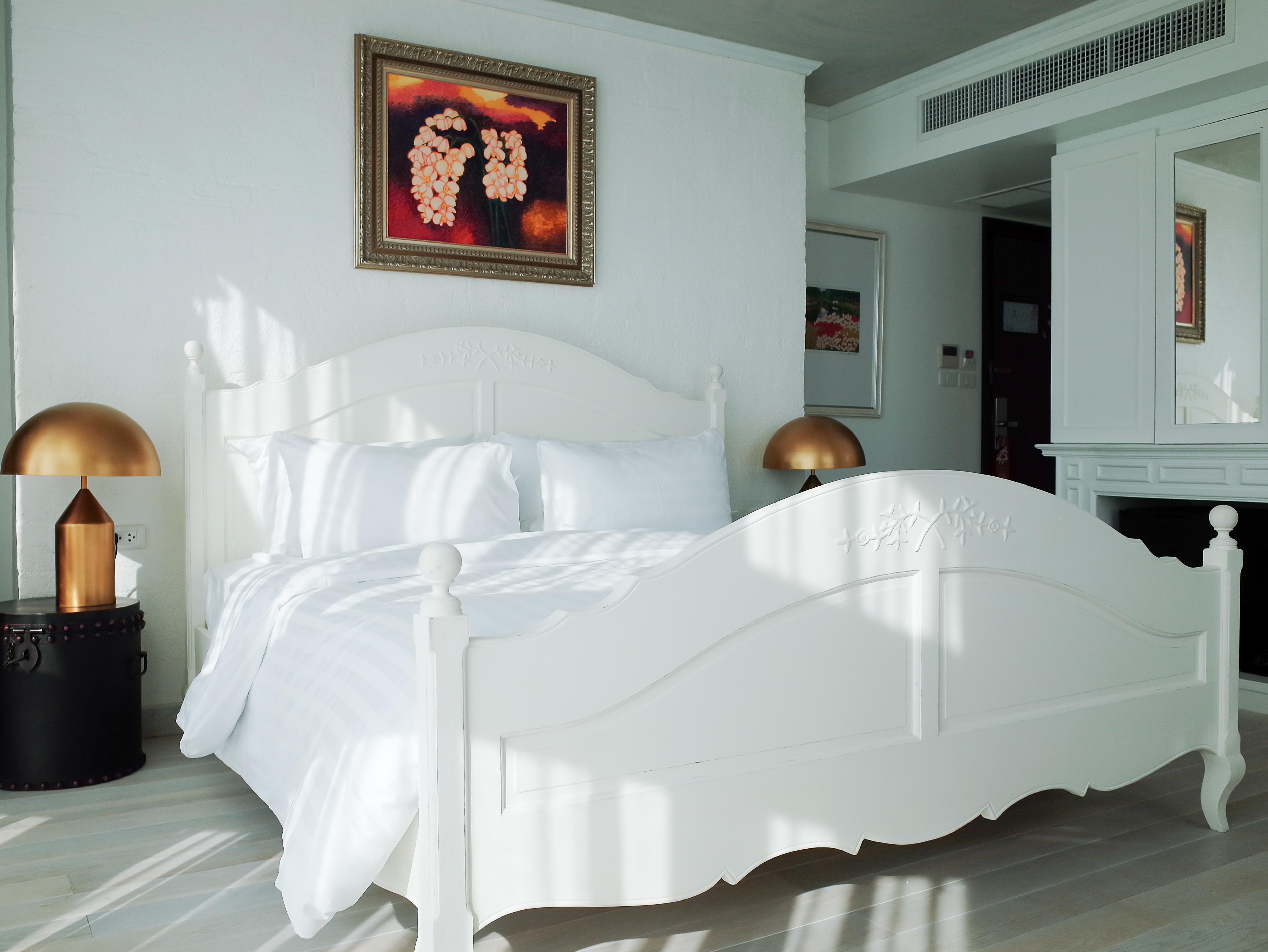 Art Mai Gallery Nimman Hotel Čiang Mai Exteriér fotografie A bed with a bed skirt
