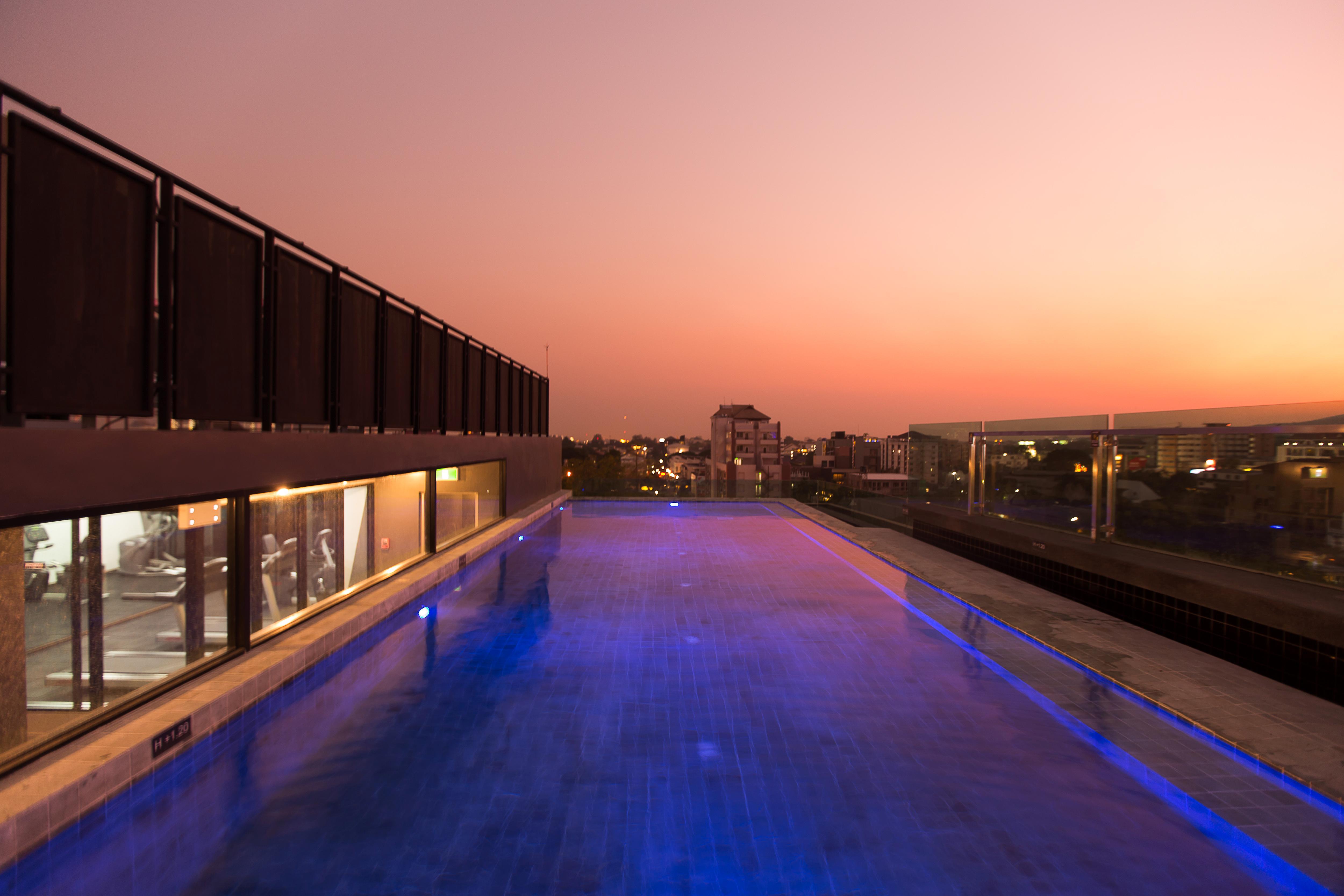 Art Mai Gallery Nimman Hotel Čiang Mai Exteriér fotografie Rooftop pool at the hotel