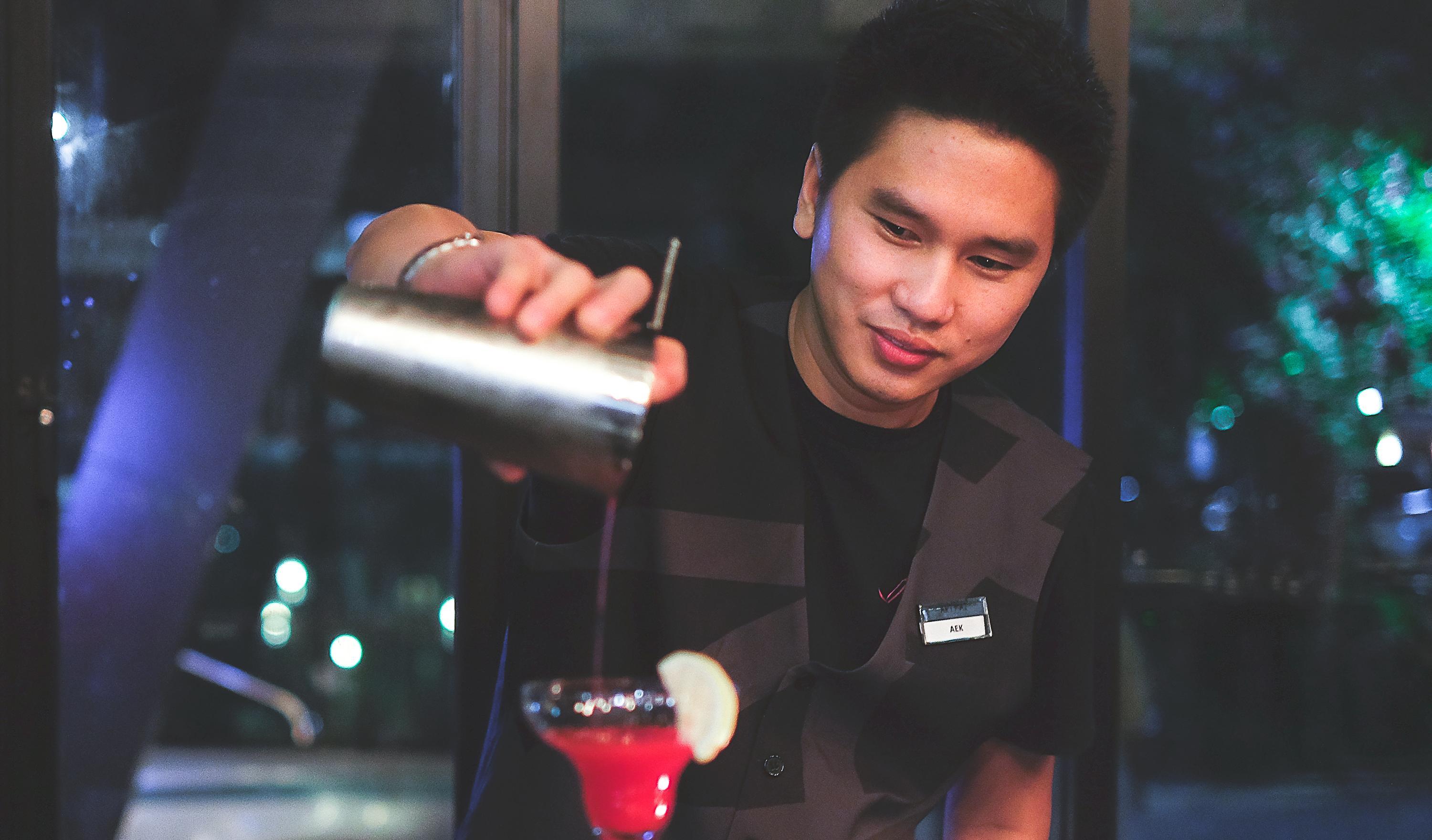 Art Mai Gallery Nimman Hotel Čiang Mai Exteriér fotografie A bartender at work