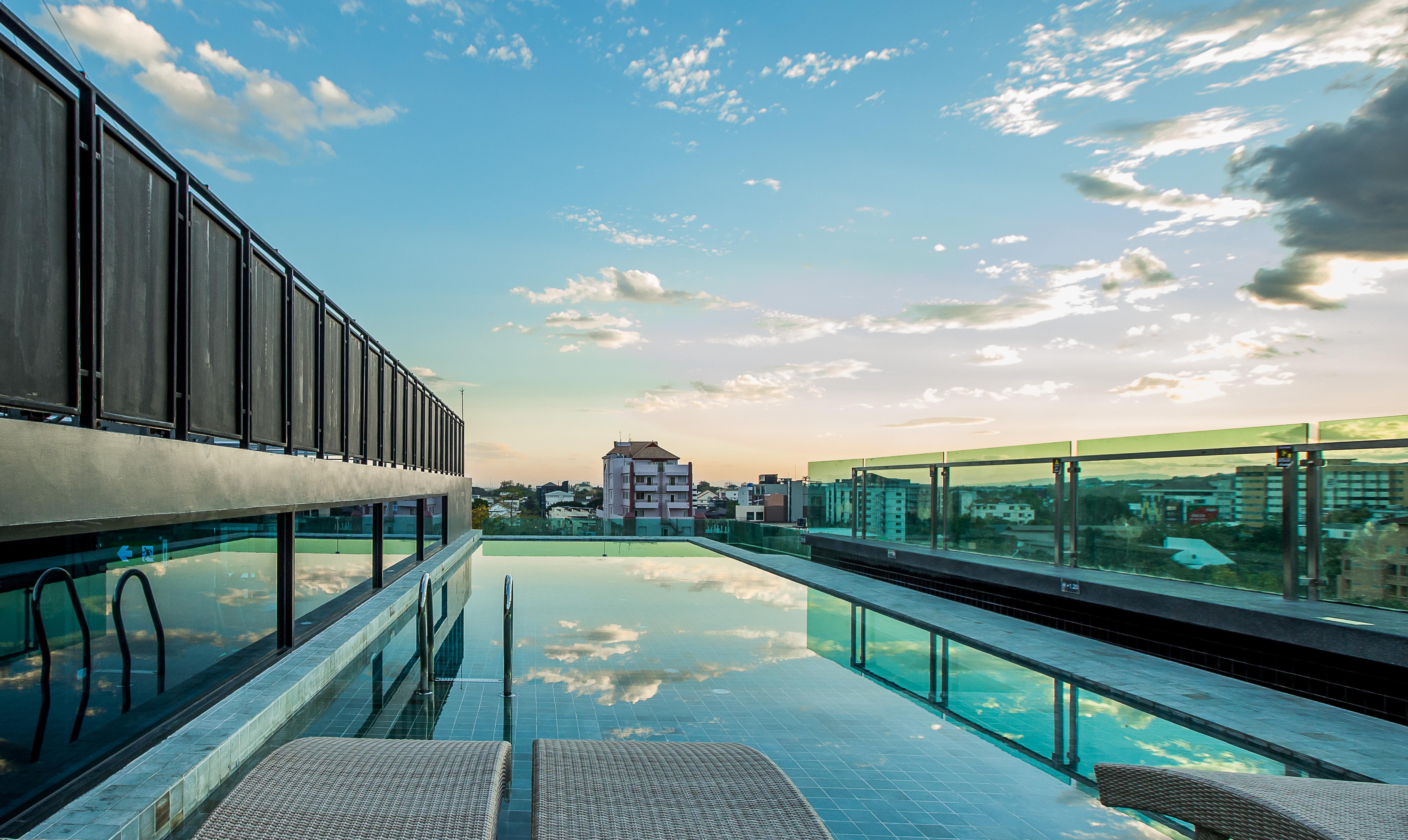 Art Mai Gallery Nimman Hotel Čiang Mai Exteriér fotografie The rooftop pool at the hotel