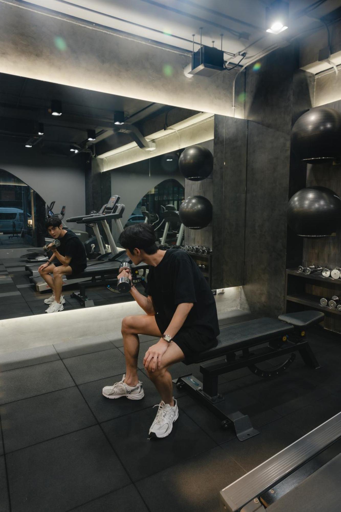Art Mai Gallery Nimman Hotel Čiang Mai Exteriér fotografie A man in a gym