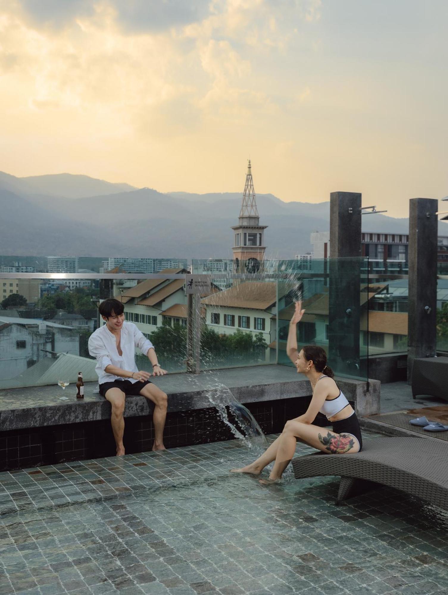 Art Mai Gallery Nimman Hotel Čiang Mai Exteriér fotografie Rooftop fountain in the hotel
