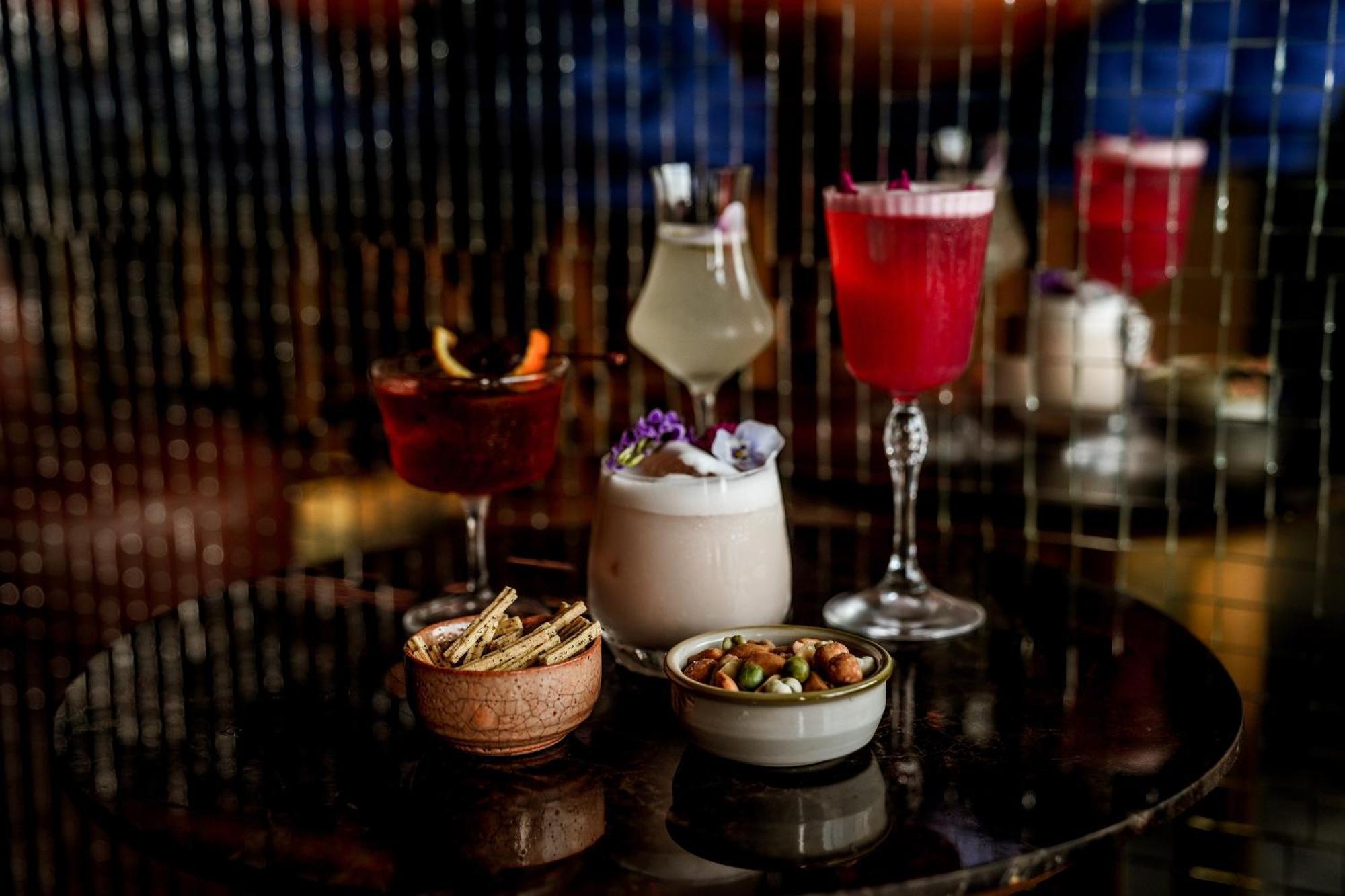 Art Mai Gallery Nimman Hotel Čiang Mai Exteriér fotografie A selection of cocktails at the bar